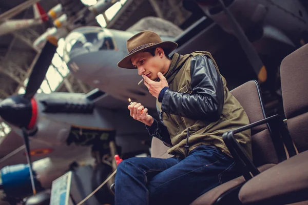 Hombre en un sombrero fumando cigarrillo — Foto de Stock