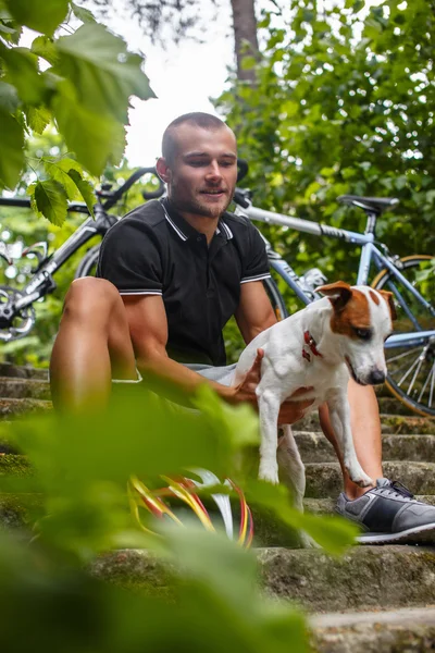 Tipo positivo con perro pequeño . — Foto de Stock