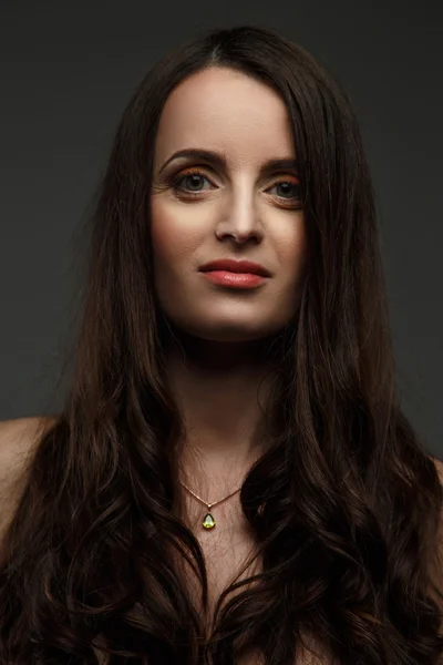 A  woman with long brown hair. — Stock Photo, Image