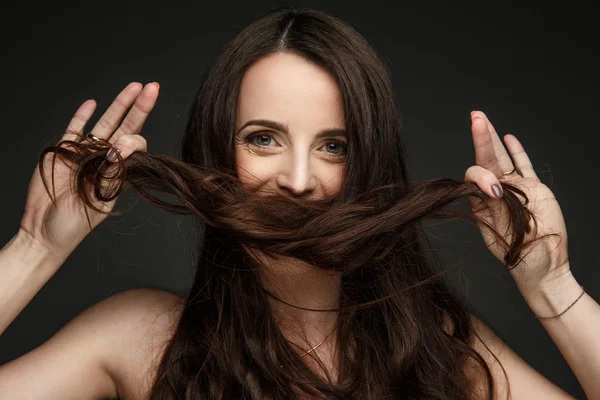 Una mujer se cubrió la cara con pelo . — Foto de Stock