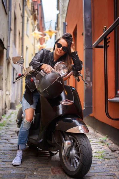 Eine Frau sitzt auf einem Motorroller. — Stockfoto