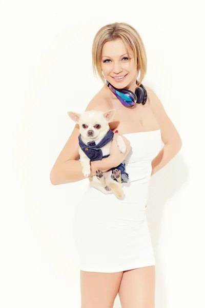 Mulher com cabelo curto com cão — Fotografia de Stock