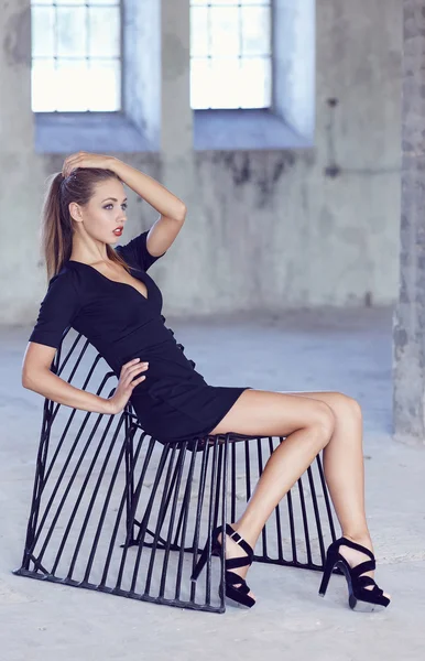 Siyah elbiseli ince kadın.