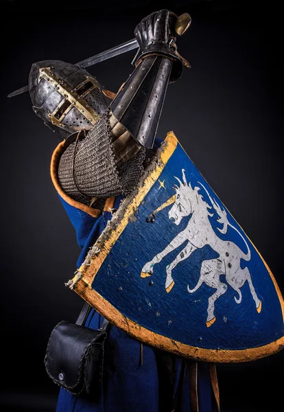 Рыцарь с мечом и шлемом — стоковое фото