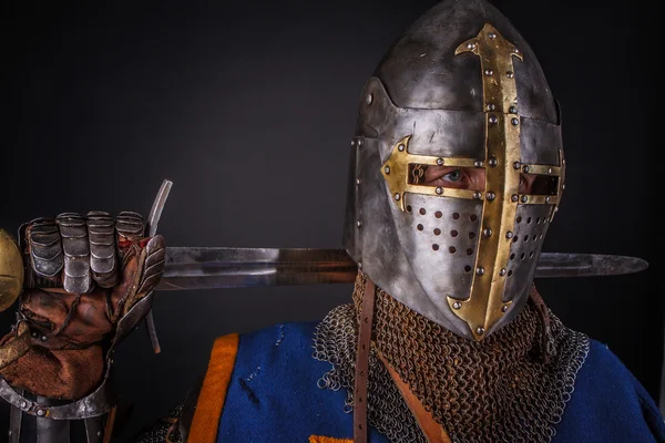 Bir şövalye bir kılıç ve kask — Stok fotoğraf