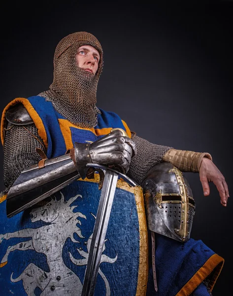 Un chevalier avec une épée et un casque — Photo