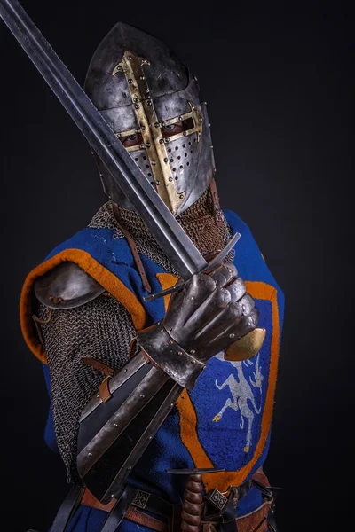 Un chevalier avec une épée et un casque — Photo