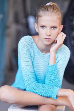 Sarışın kadın mavi bir elbise