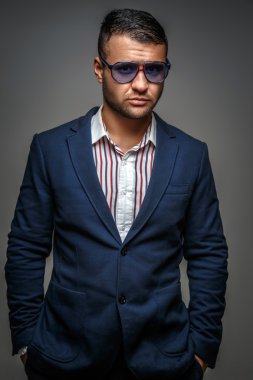 Erkek güneş gözlüğü ve mavi elbise