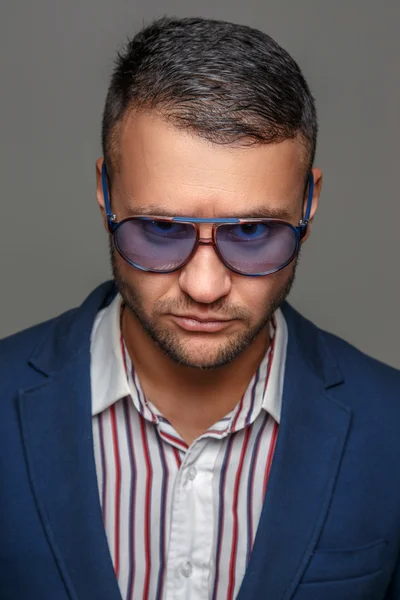 Człowiek w okularach słonecznych i niebieski garnitur — Zdjęcie stockowe