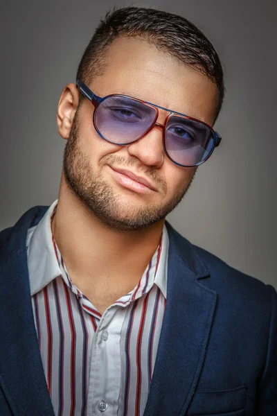 Hombre con gafas de sol y traje azul — Foto de Stock