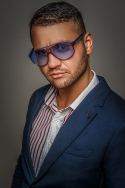 Erkek güneş gözlüğü ve mavi elbise