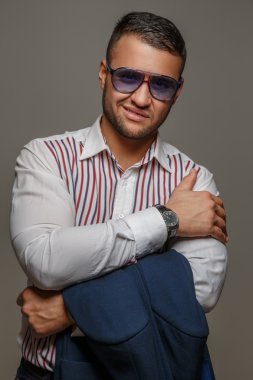 Mavi bir güneş gözlüklü olumlu çocuk.