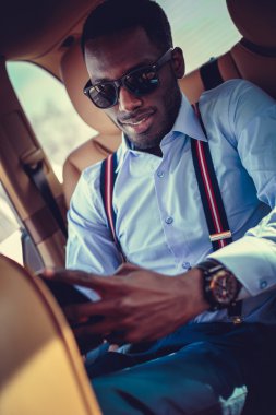 adam akıllı araba manifatura.