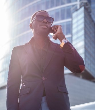 smartphone üzerinde konuşma elbiseli adam.