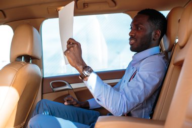 Mavi gömlekli modern insan.