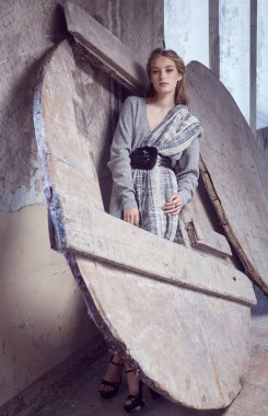 Gri elbiseli ince kadın