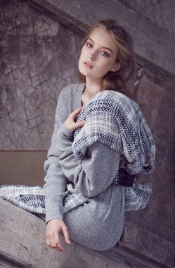 Gri elbiseli ince kadın