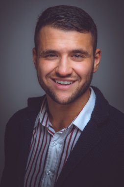 Mavi takım elbiseli adam