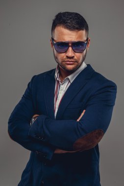 Erkek güneş gözlüğü ve mavi elbise