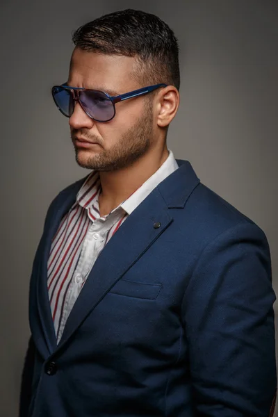 Erkek güneş gözlüğü ve mavi elbise — Stok fotoğraf