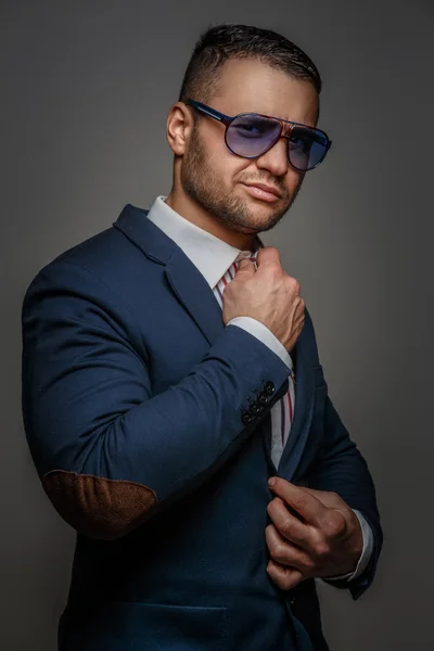 Hombre con gafas de sol y traje azul — Foto de Stock