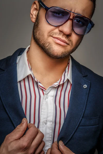 Hombre con gafas de sol y traje azul — Foto de Stock