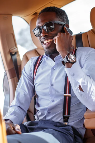 Arabadaki Smartphone'da konuşan adam.