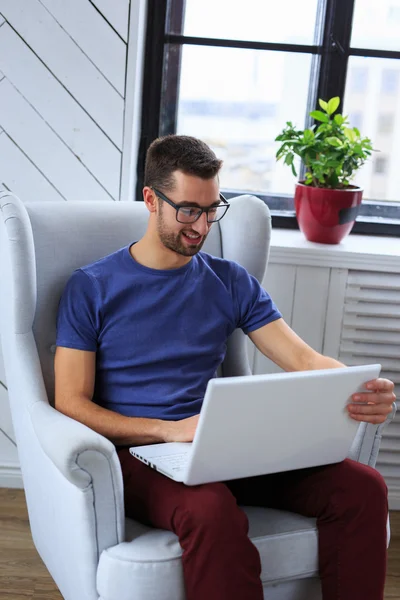 Estudiante trabajando con el ordenador portátil . —  Fotos de Stock