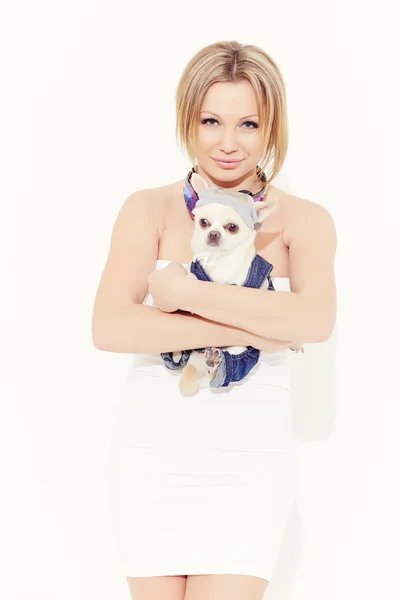 Mulher com cabelo curto com cão — Fotografia de Stock