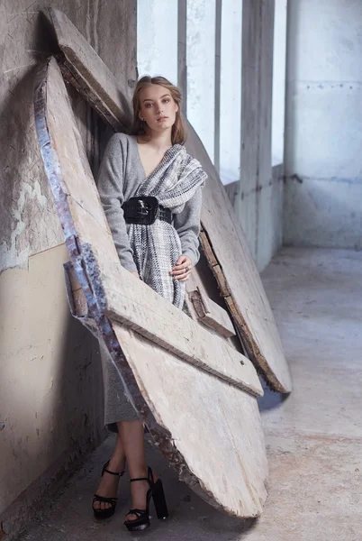 Slanke vrouw in grijze jurk — Stockfoto