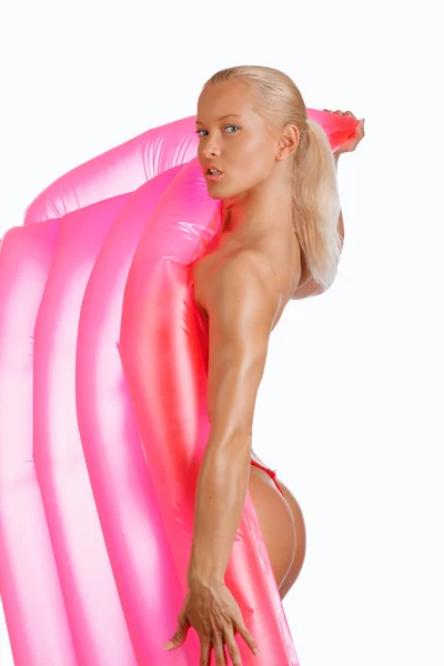 Frau mit rosa Wassermatratze — Stockfoto