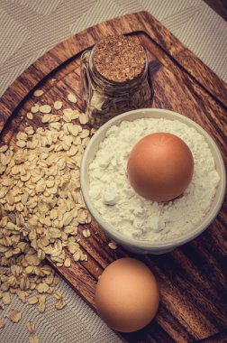 Yemek masada yumurtadan.