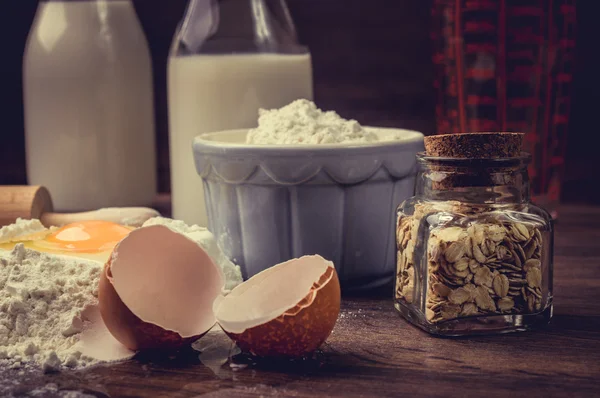 Ovos, farinha e leite — Fotografia de Stock