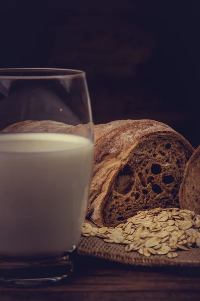 Latte e pane integrale — Foto Stock