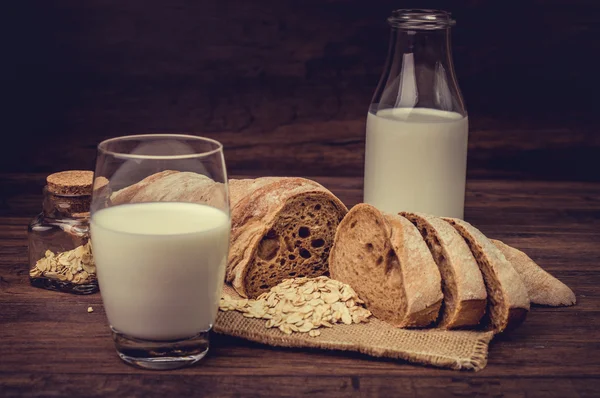 Mléko a tmavý chléb — Stock fotografie