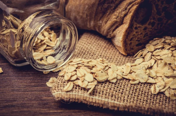 Sonnenblumenkerne und braunes Brot. — Stockfoto