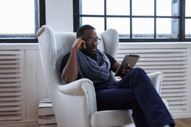 Tabletle Çalışan Adam