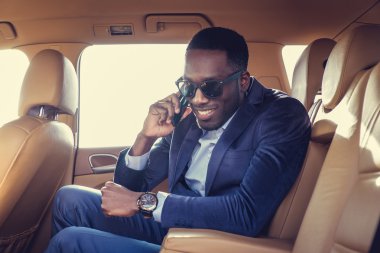 Arabadaki Smartphone'da konuşan adam.