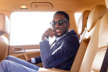 Arabada elbiseli adam.