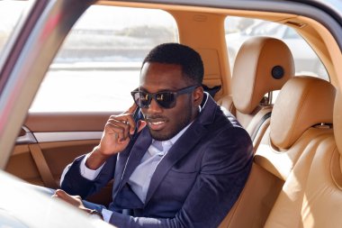 Arabadaki Smartphone'da konuşan adam.