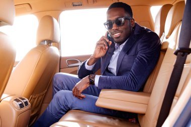 Arabada elbiseli adam.