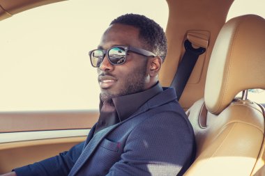 Arabada elbiseli adam.