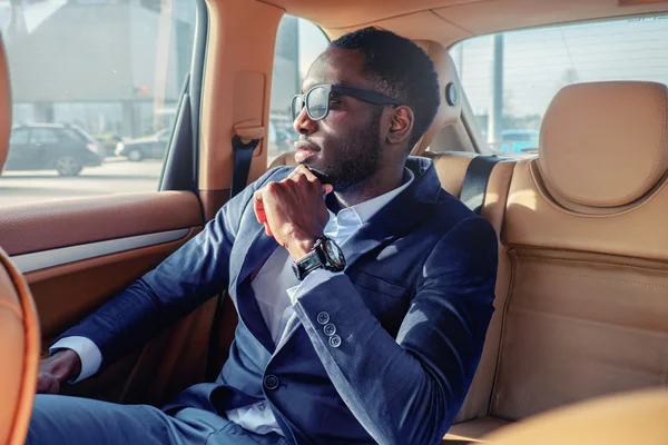 Hombre en un traje en el coche . — Foto de Stock