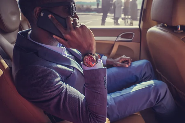 Hombre en el coche hablando en el teléfono inteligente . — Foto de Stock