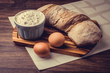 Kahverengi ekmek ve iki yumurta