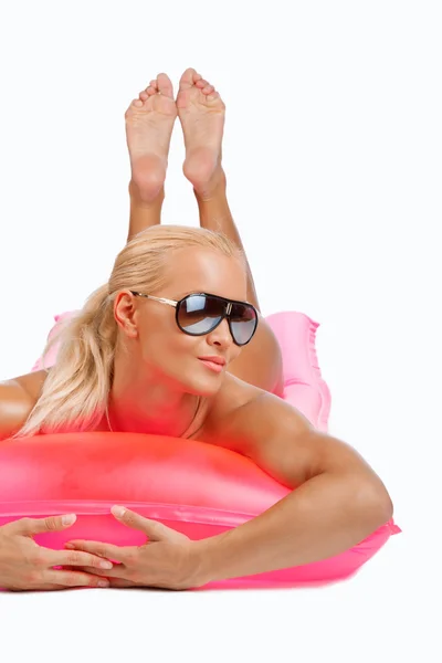 Blondes Weibchen mit Sonnenbrille. — Stockfoto