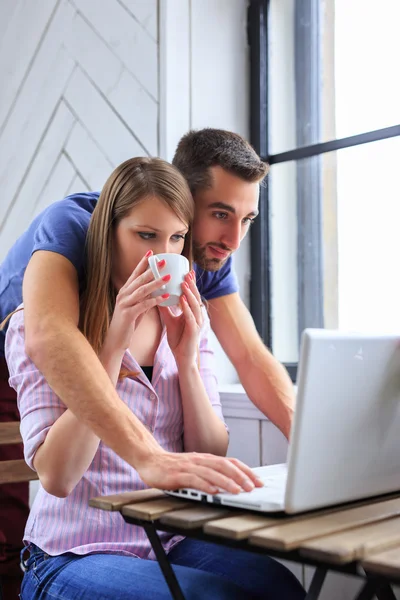 Homem e mulher trabalhando com laptop . — Fotografia de Stock
