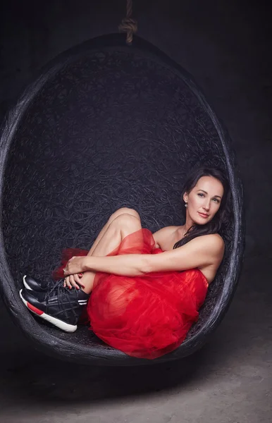 Mulher em um vestido vermelho — Fotografia de Stock