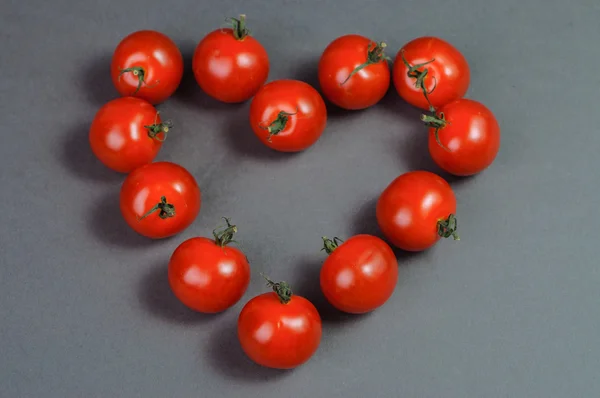 Ein Herz aus roten Tomaten. — Stockfoto